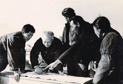 1975年，錢令希（左二）在鲇魚灣棧橋工地上