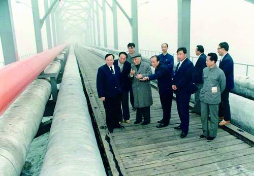 耄耋之年的錢令希（前排左三）赴鲇魚灣了解棧橋的現(xiàn)狀。