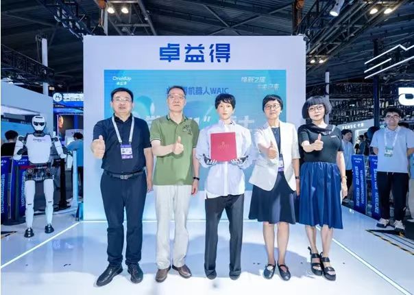 “學霸01”（左三）獲頒錄取通知書