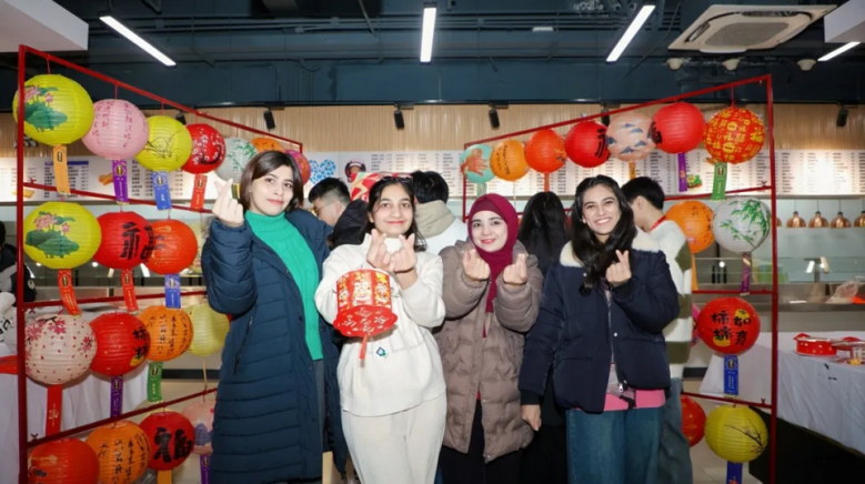 留學(xué)生在迎新春聯(lián)歡活動現(xiàn)場