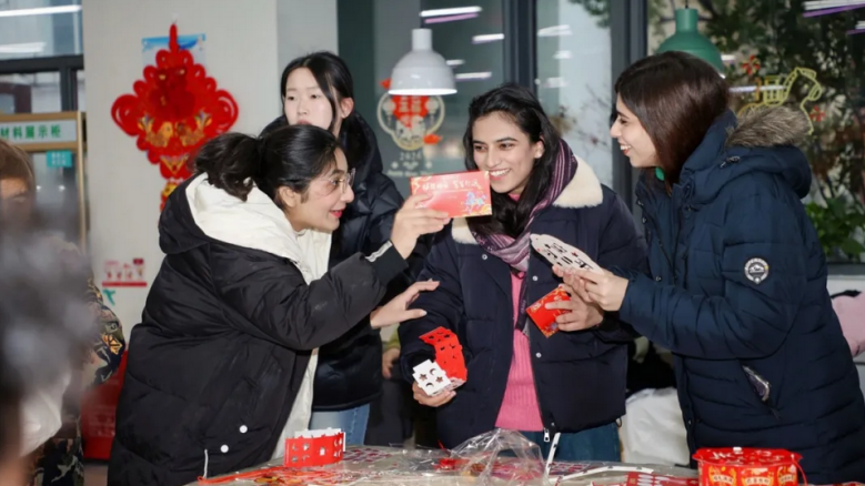 留校學(xué)生體驗?zāi)晁孜幕? style=