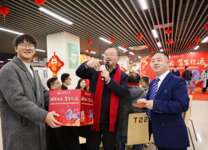 朱新遠(yuǎn)為學(xué)生抽獎(jiǎng)