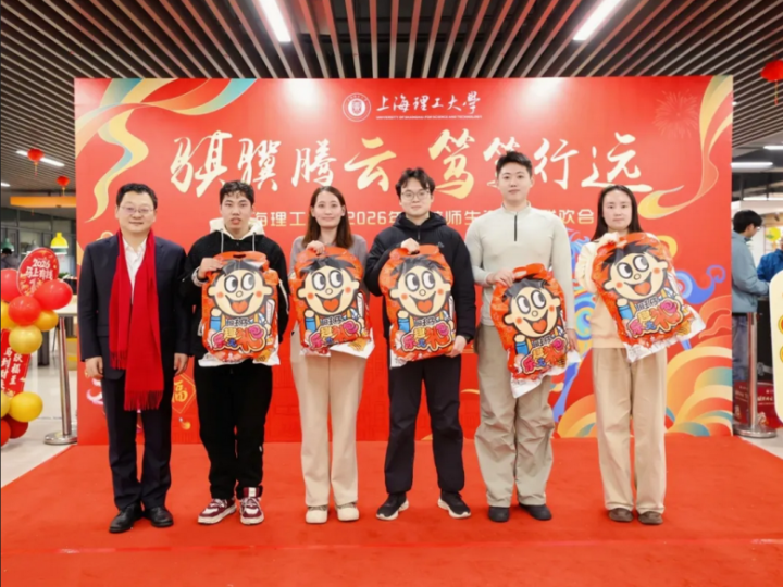 周亞明為留校過(guò)生日同學(xué)送上生日大禮包