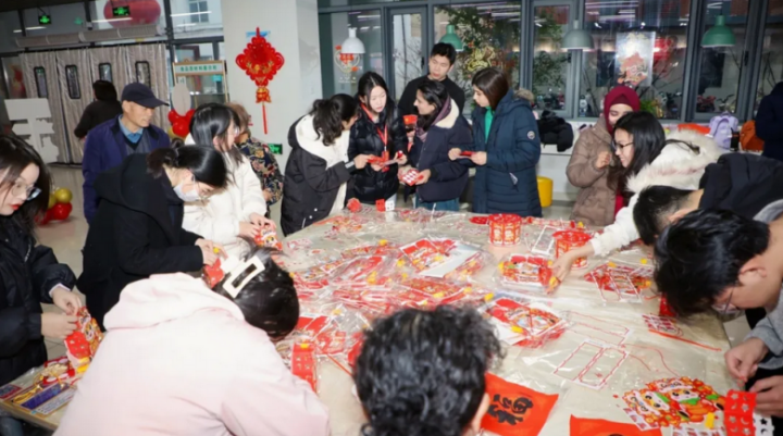 留校學(xué)生體驗(yàn)?zāi)晁孜幕? style=