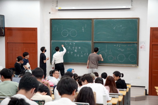 2025年為上海師范大學(xué)師生作報(bào)告并指導(dǎo)板書(shū)