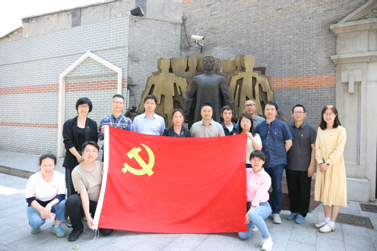 在中國(guó)勞動(dòng)組合書(shū)記部舊址陳列館合影