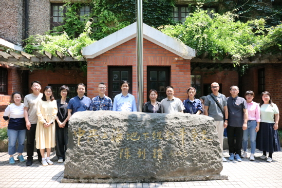 在中共上海地下組織斗爭(zhēng)史陳列館合影 在中共上海地下組織斗爭(zhēng)史陳列館合影