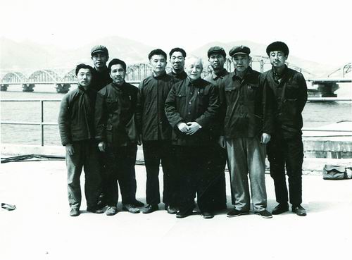 1976年，錢令希（左六）與設(shè)計組成員在鲇魚灣棧橋竣工后合影